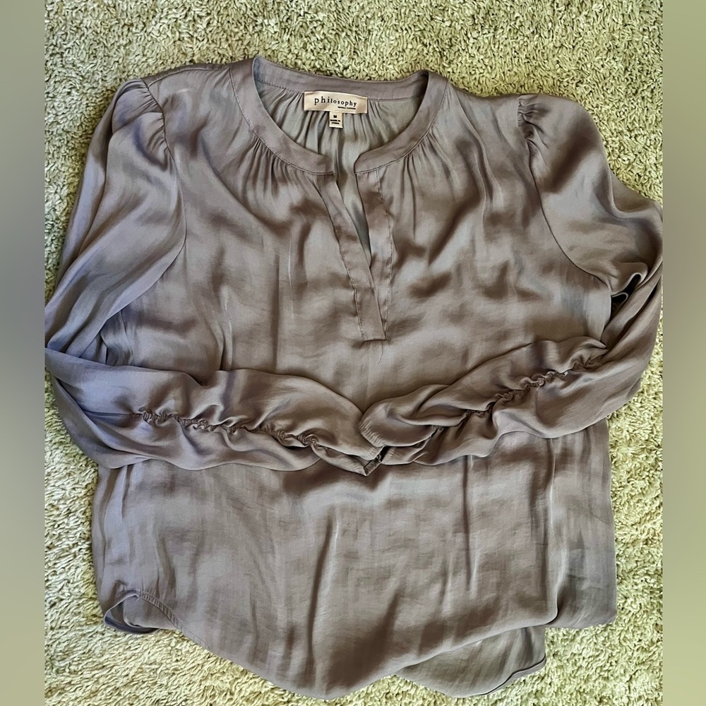 Philosophy lilac SZ M loose fit blouse. Gathered sleeves at wrists. Pretty - Picture 4 of 12